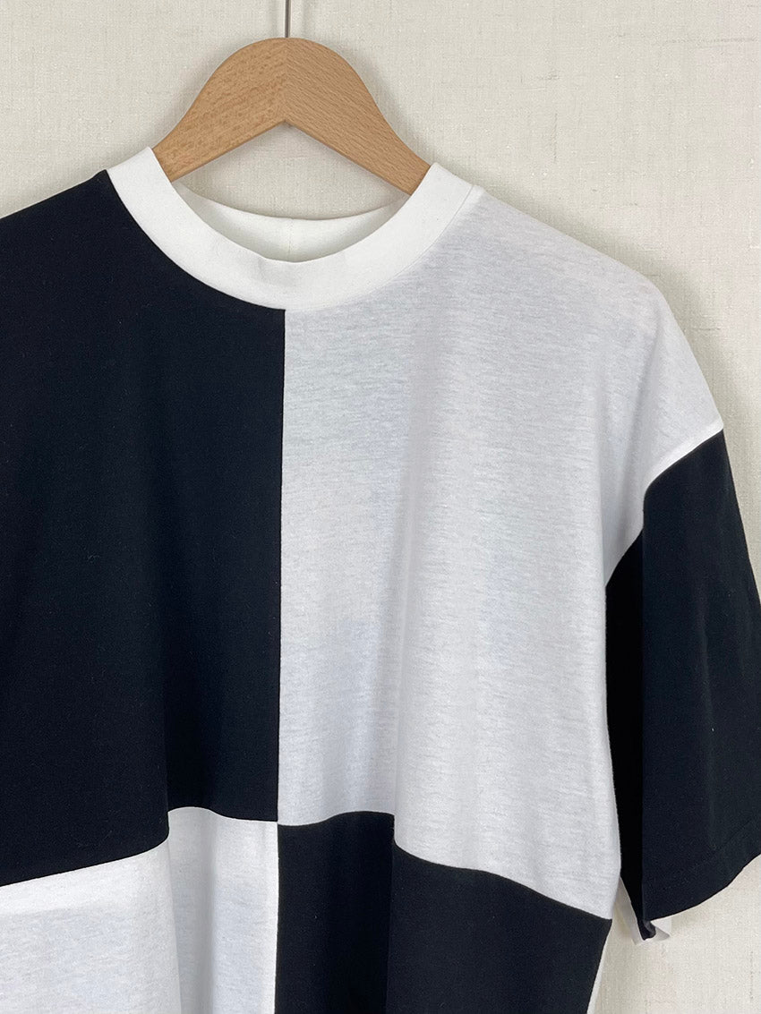 BLACK AND WHITE T-SHIRT - SIZE S