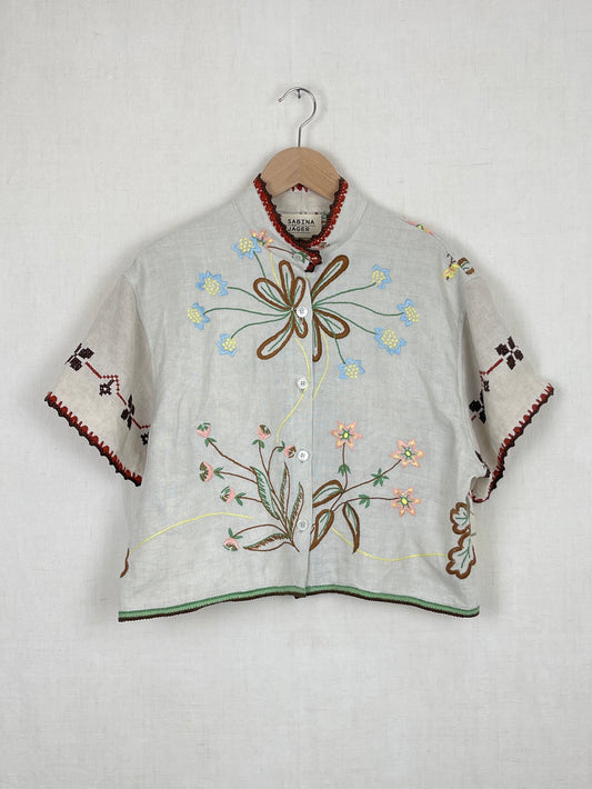 LINEN TOP WITH VINTAGE EMBROIDERED TABLECLOTH DETAIL – ONE SIZE