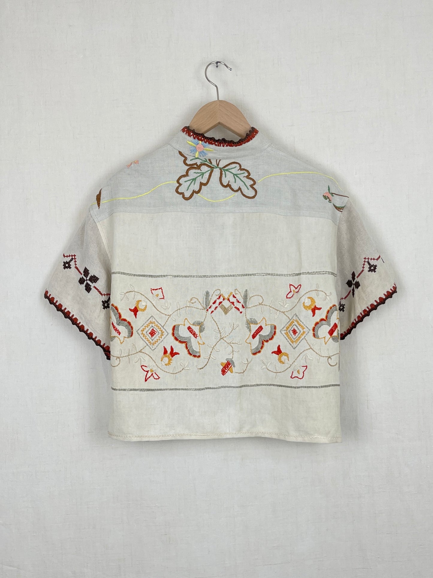 LINEN TOP WITH VINTAGE EMBROIDERED TABLECLOTH DETAIL – ONE SIZE