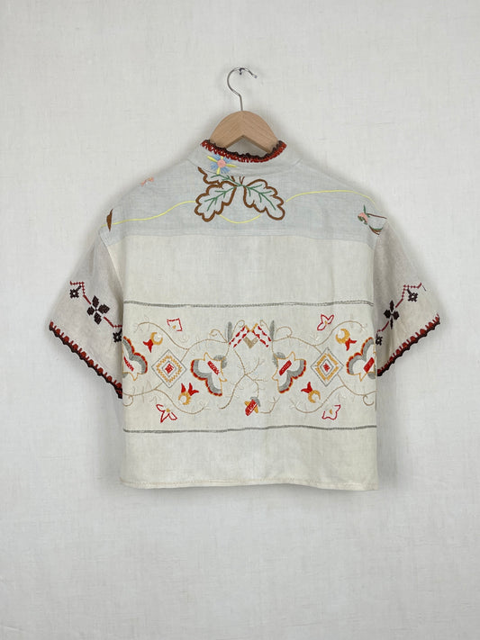 LINEN TOP WITH VINTAGE EMBROIDERED TABLECLOTH DETAIL – ONE SIZE