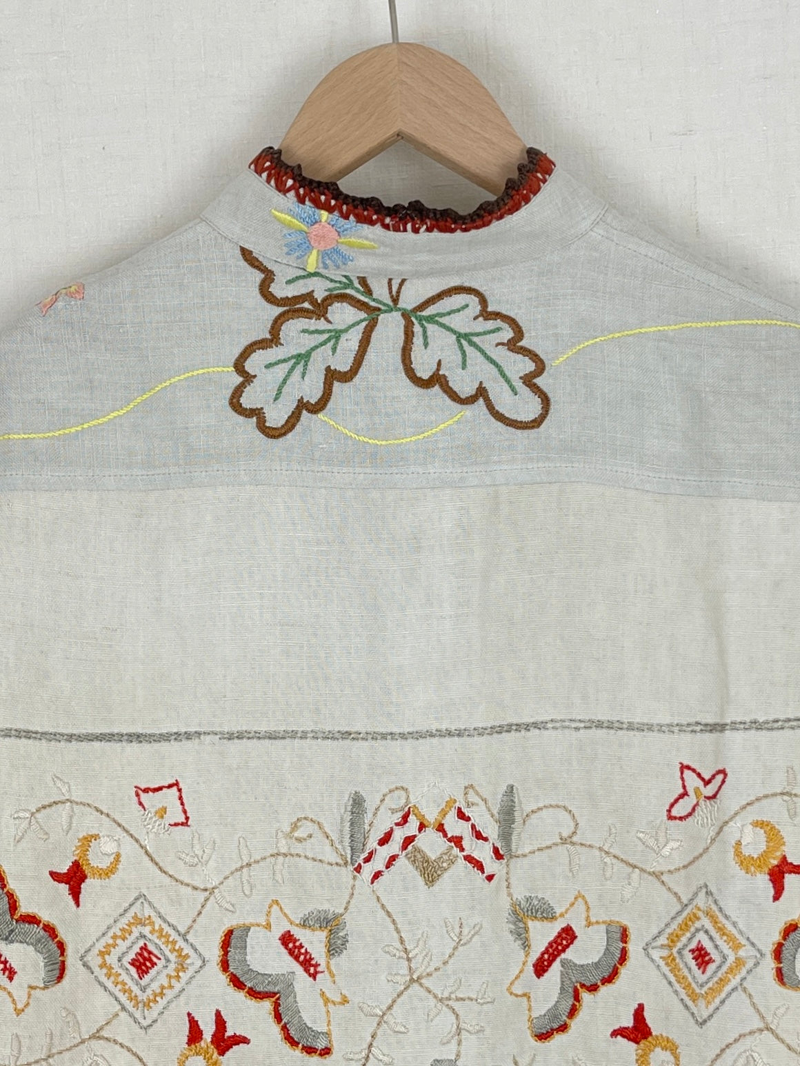 LINEN TOP WITH VINTAGE EMBROIDERED TABLECLOTH DETAIL – ONE SIZE