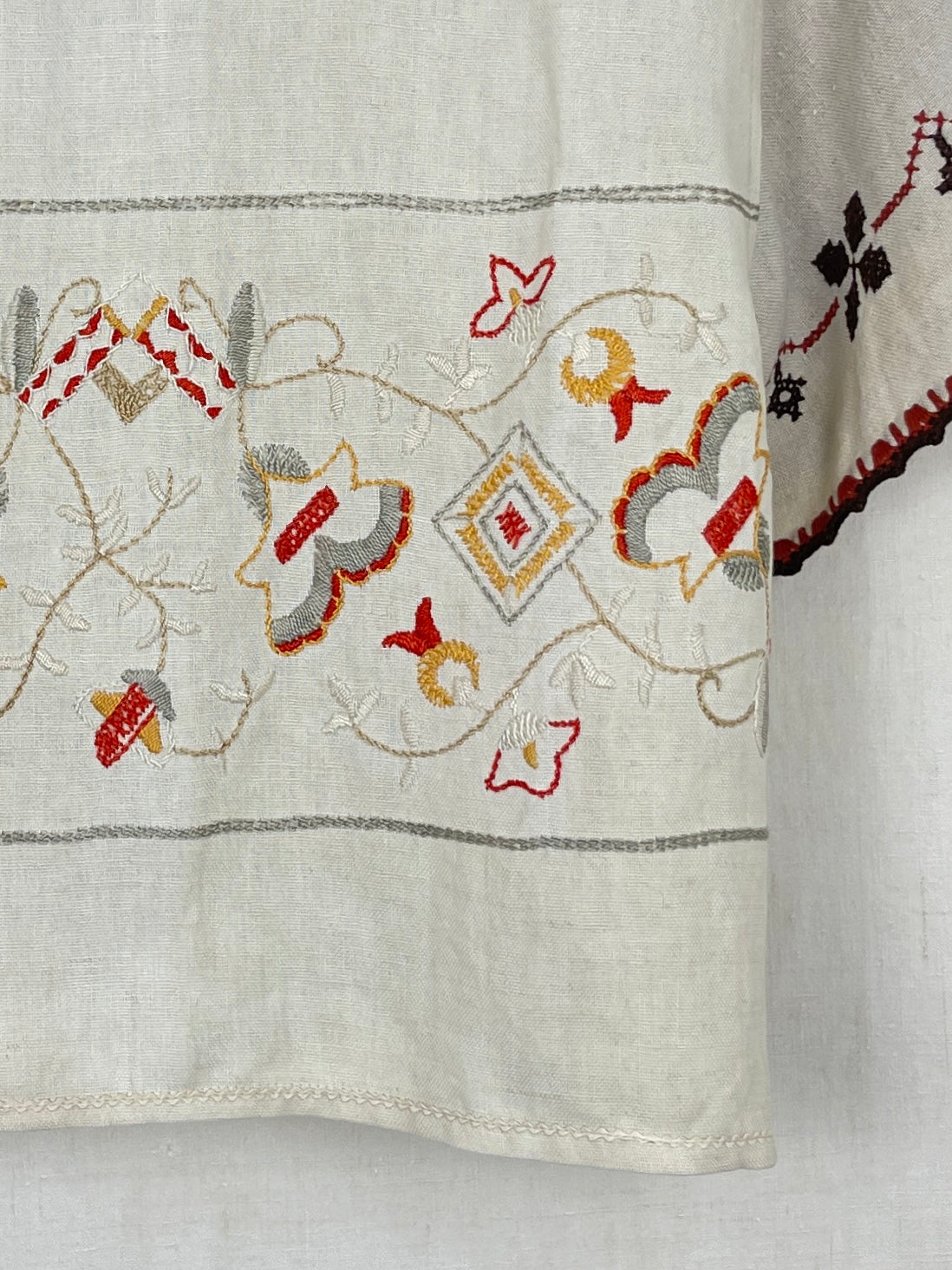 LINEN TOP WITH VINTAGE EMBROIDERED TABLECLOTH DETAIL – ONE SIZE