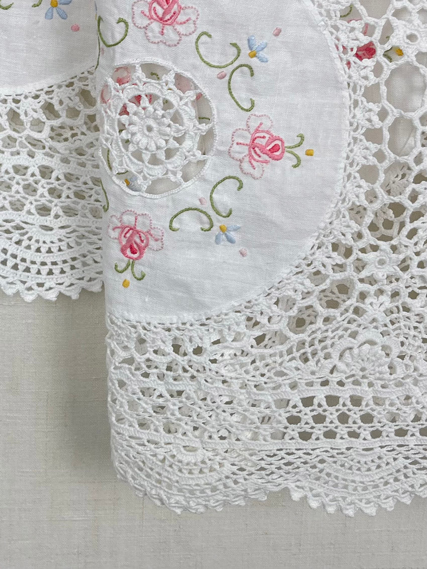 CROCHETED TABLECLOTH WITH EMBROIDERED CIRCLES SHIRT - SIZE 48