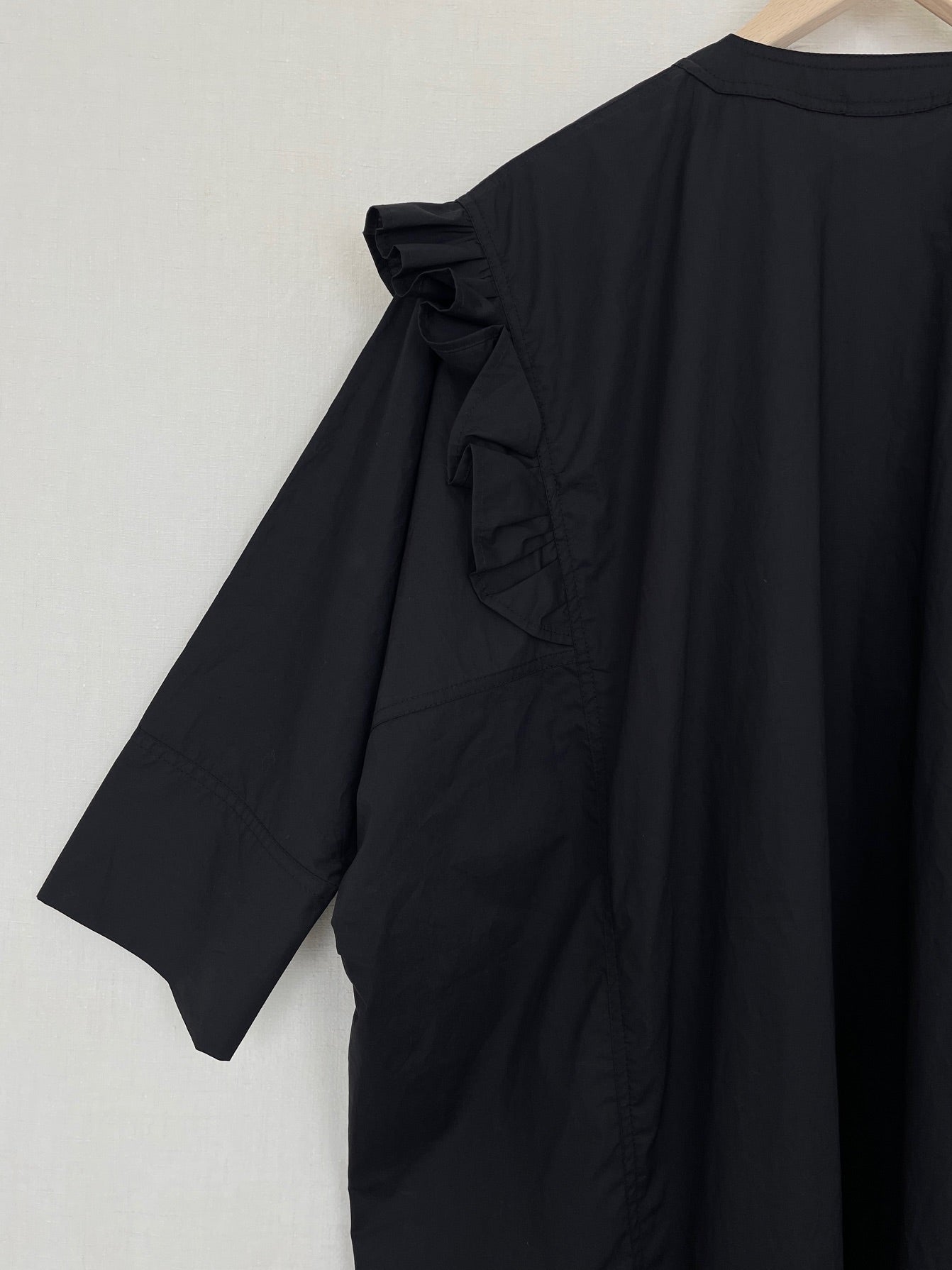 BLACK RUFFLED KAFTAN - ONE SIZE